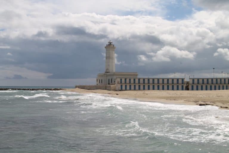 イタリア、プーリア沿岸－灰色の日 2013年4月 (プーリア州)