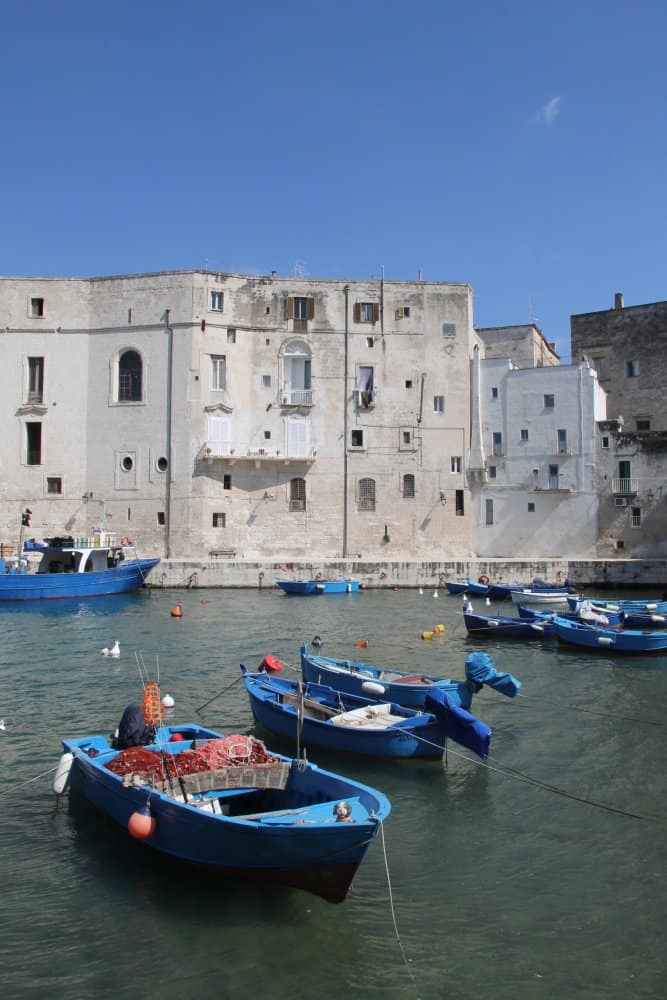 イタリア、モノポリ－港上の白い家 2013年4月 (プーリア州)