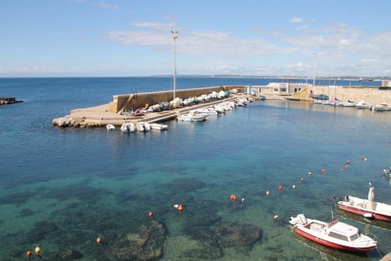 イタリア、ガリポリ－港の澄んだ海水 2013年4月 (プーリア州)
