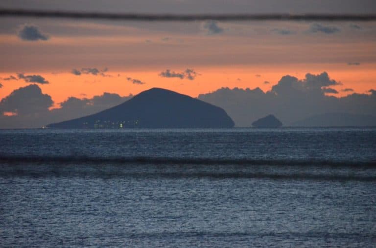 日本、伊豆熱川－早朝の島 2013年12月 (伊豆)