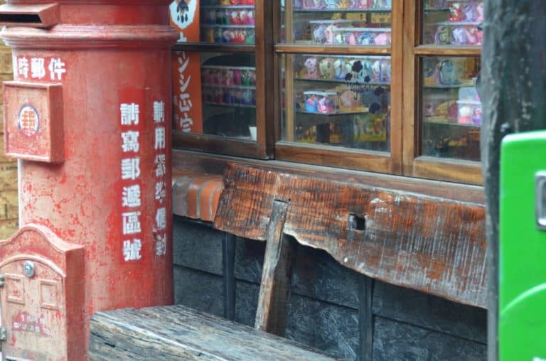 Jingtong – red post box, May 2015