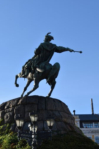 キエフの聖ソフィア大聖堂の前に立つボフダン・フメリニツキー像