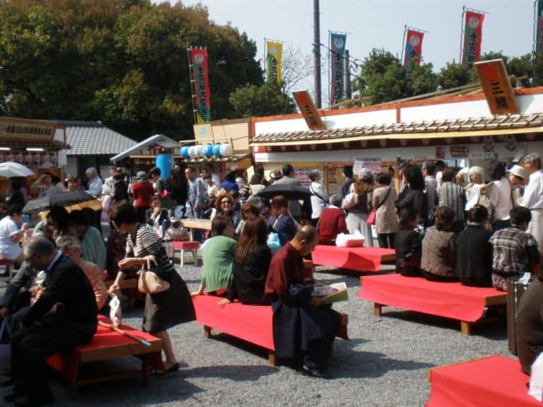 Japan, Kotohira – full of people, Apr 2013