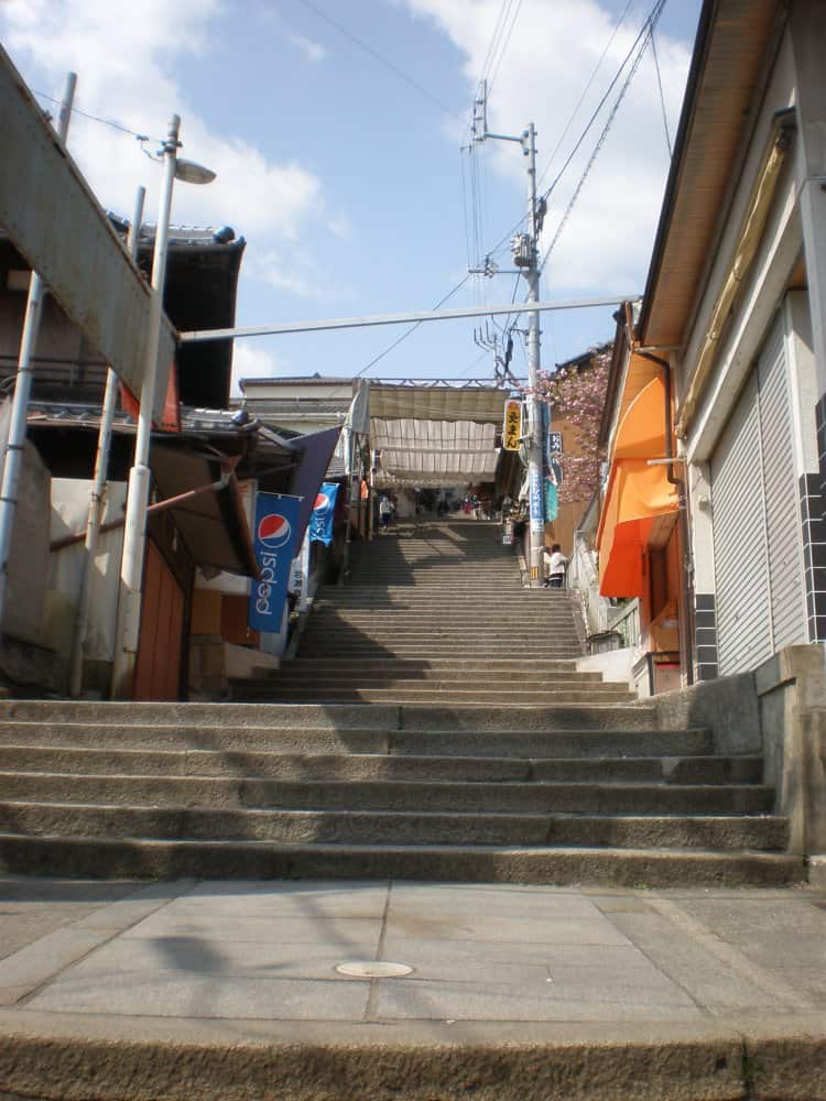 Japan, Kotohira – all closed, Apr. 2013