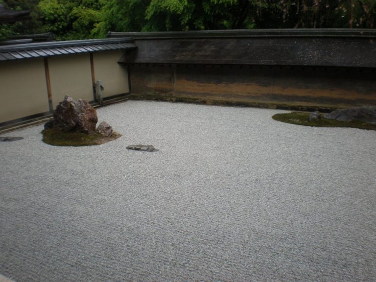 Meditar en un jardín Zen