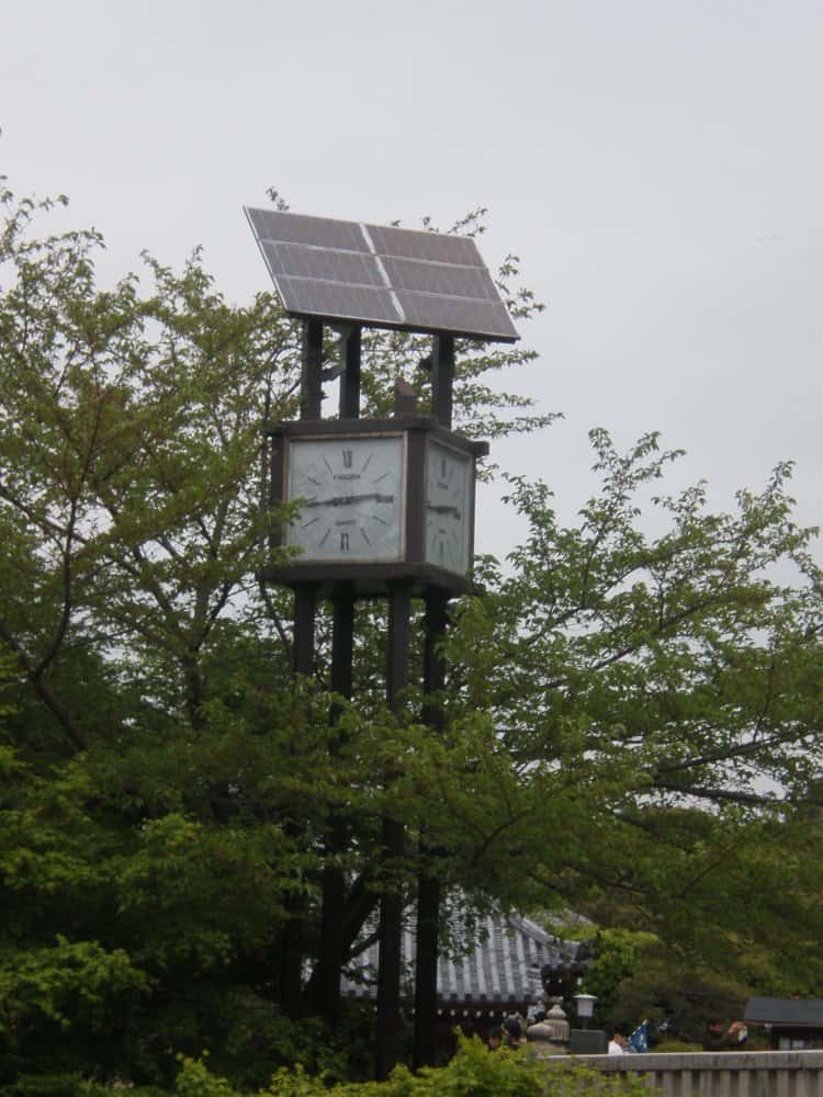 Giappone, Kyoto – orologi e pannelli solari, aprile 2013 (Kyoto)