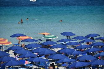 Playa-La-pelusa-Sombrillas-mar-azul-Cerdeña