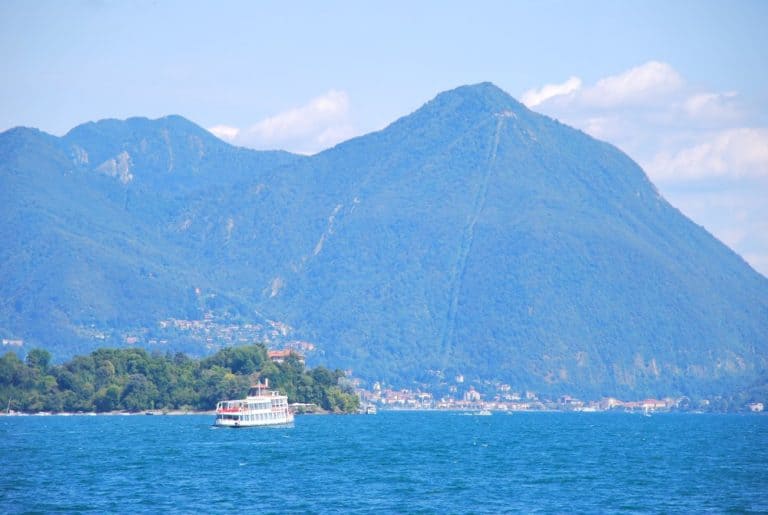 Italia, Lago Maggiore – panorama con montagne, agosto 2013 (Piemonte)