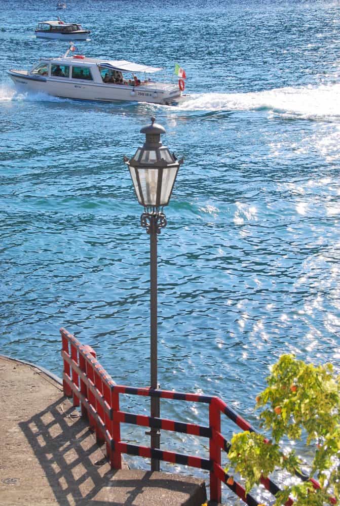 Italia, Lago Maggiore, Isola Bella – lampione, agosto 2013 (Piemonte)