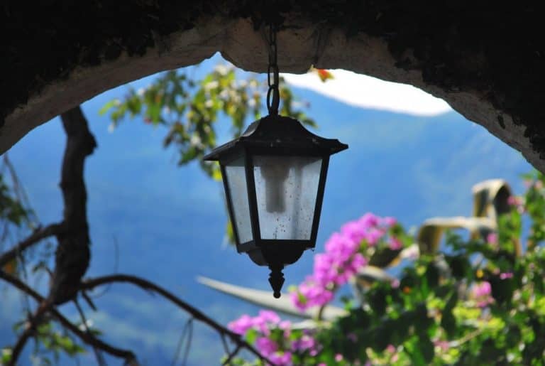 Italia, Lago Maggiore, Isola Madre – lampione, agosto 2013 (Piemonte)