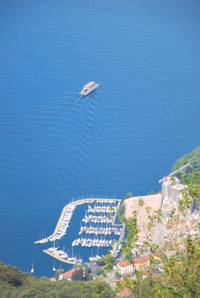 Italia, Lago Maggiore, Laveno – barche in lontananza, agosto 2013 (Piemonte)