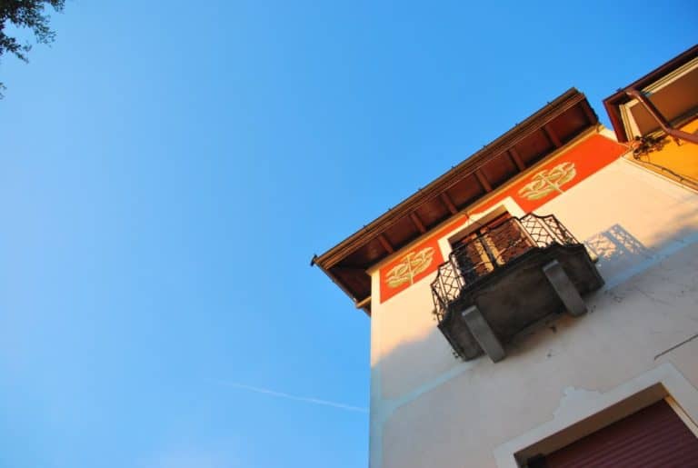 Italia, Lago Maggiore, Laveno – guardare in alto, agosto 2013 (Piemonte)