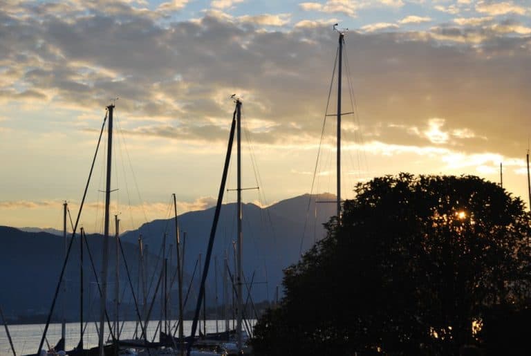 Italia, Lago Maggiore, Laveno – alberi delle barche, agosto 2013 (Piemonte)