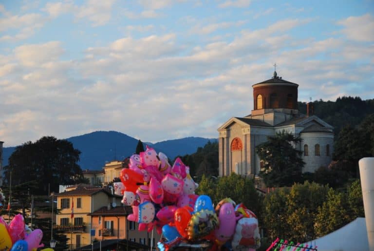 Italia, Lago Maggiore, Laveno – palloncini e chiesa, agosto 2013 (Piemonte)
