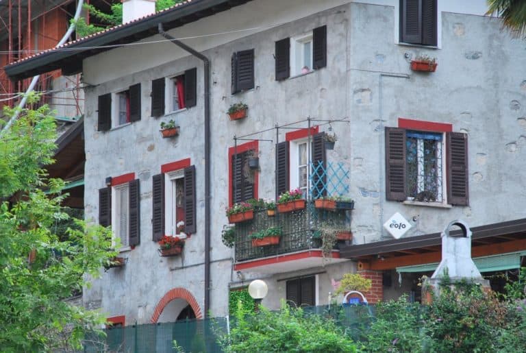 Italia, Lago Maggiore, Laveno – palazzo, agosto 2013 (Piemonte)