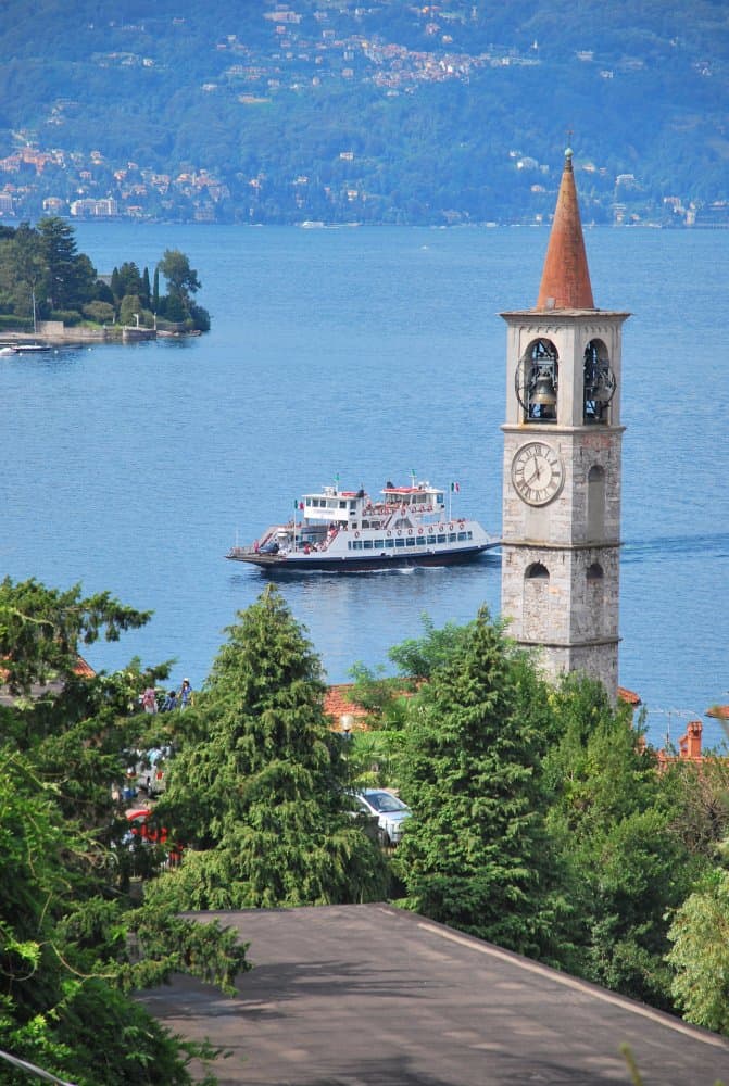 Italia, Lago Maggiore, Laveno – torre e barca, agosto 2013 (Piemonte)