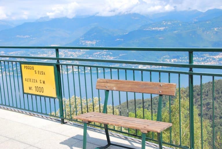Italia, Lago Maggiore, Laveno – panchina, agosto 2013 (Piemonte)