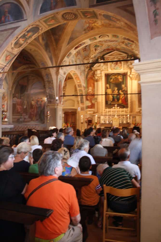 Italia, Lago Maggiore, Santa Caterina – persone in attesa, agosto 2013 (Piemonte)