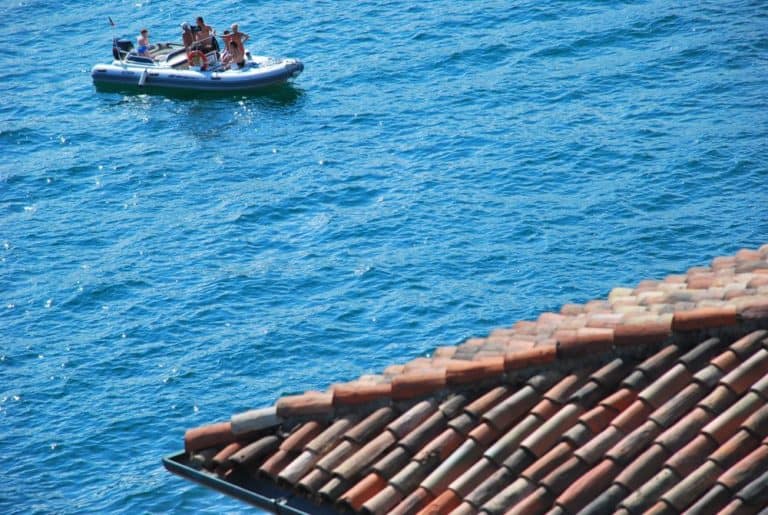 Italia, Lago Maggiore, Santa Caterina – tetto e barca, agosto 2013 (Piemonte)