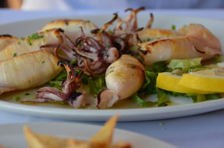 Essere felice con del buon cibo di mare