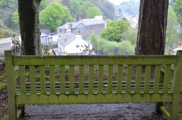 Isle of Man, Laxey – bench and houses, May 2014 (Isla de Man)