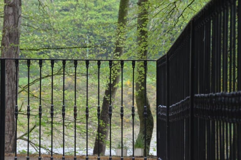 Isle of Man, Laxey – fence and trees, May 2014 (Isla de Man)