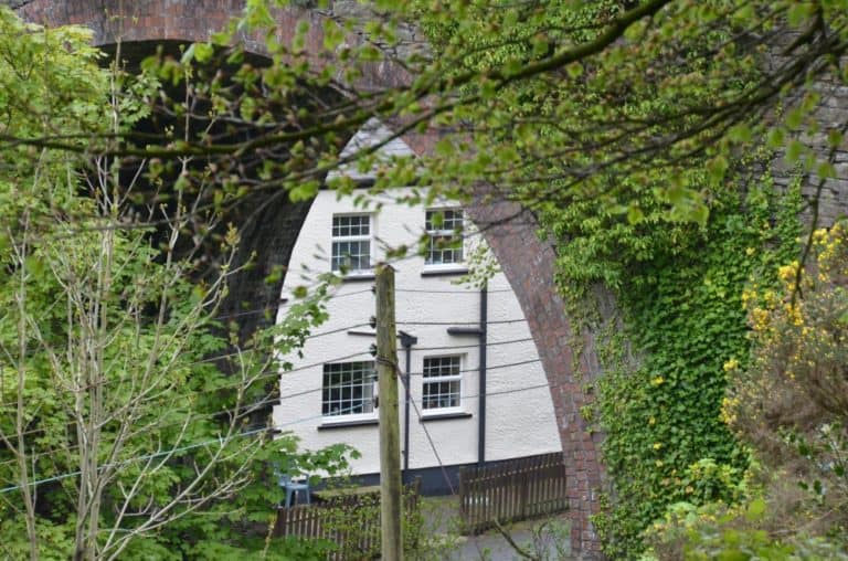 Isle of Man, Laxey – windows beyond arch, May 2014 (Isla de Man)