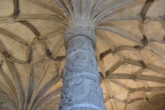 ジェロニモス修道院の教会内の聖具室の柱と天井