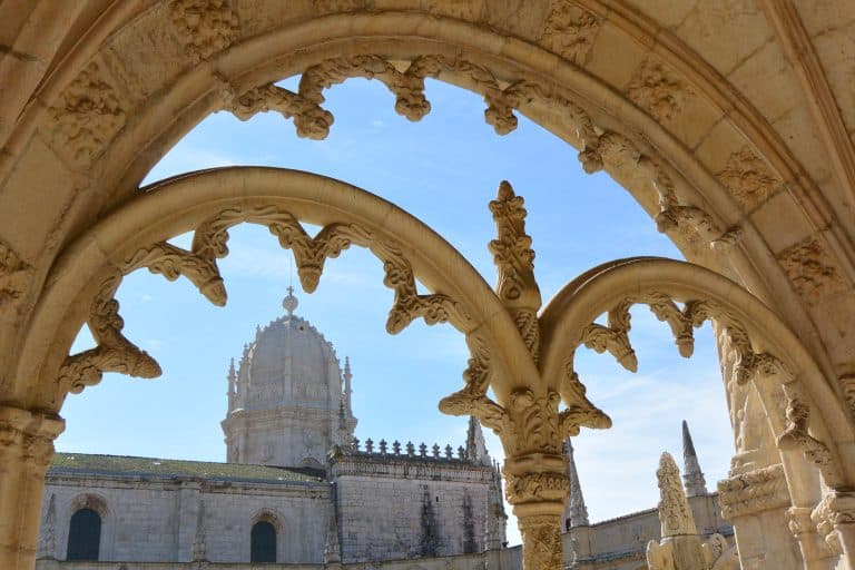 Los Claustros en el Monasterio Jerónimos en Lisboa