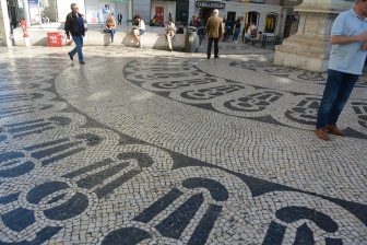 トゥクトゥクが客待ちしていたリスボンのLargo do Chiado広場