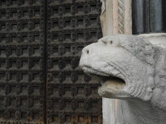 cattedrale-lodi-leoni-deformati