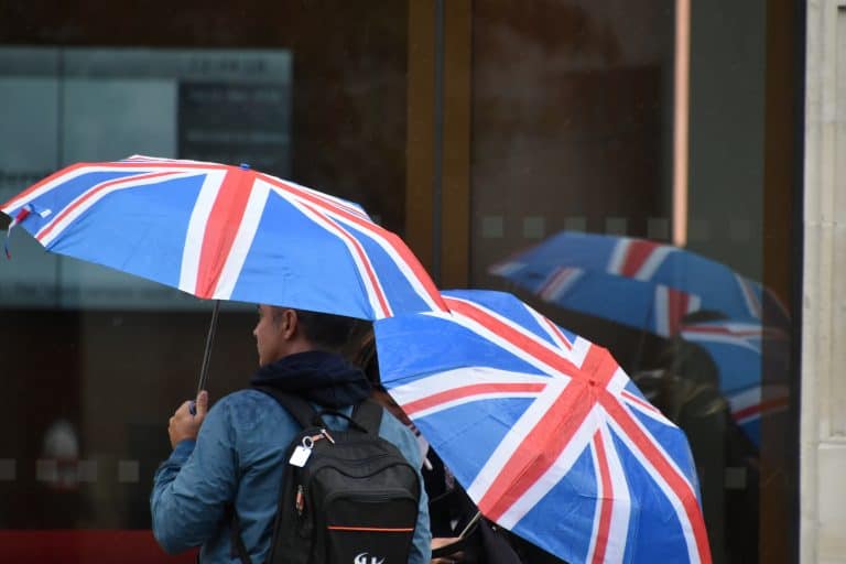 Scattare le foto di una Londra sotto la pioggia