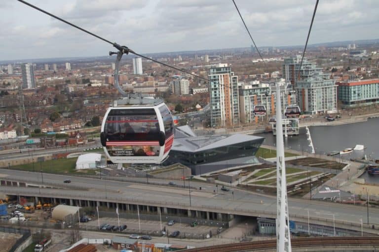 イングランド、ロンドン、エミレーツ－道路 2014年3月 (ロンドン)