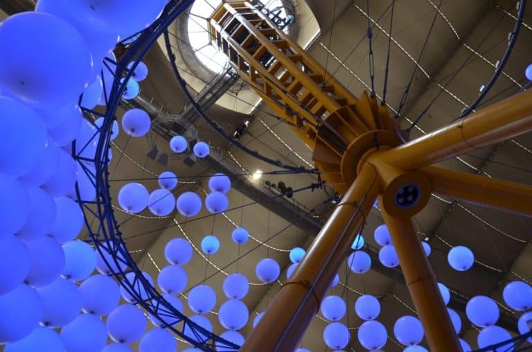 Inghilterra, Londra, O2  – blu e giallo, mar.2014 (Londra)