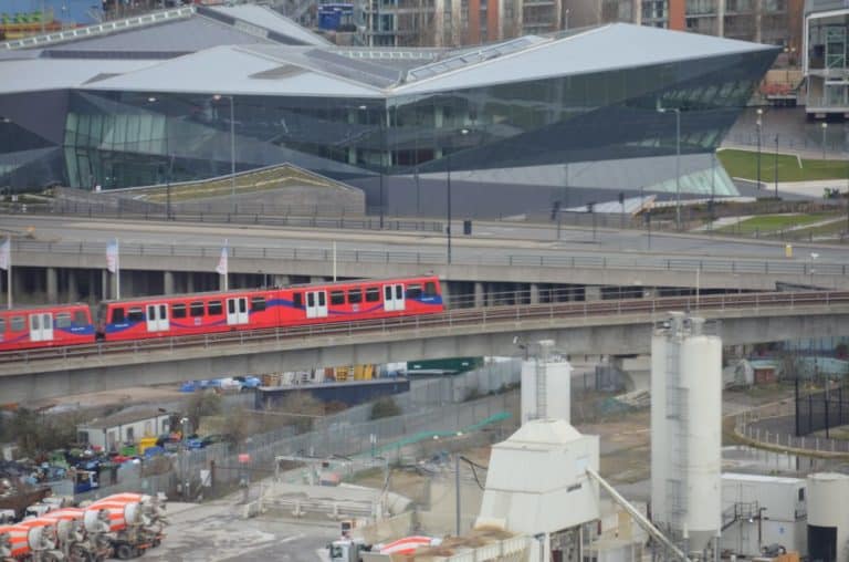 イングランド、ロンドン、エミレーツ－赤い電車 2014年3月 (ロンドン)