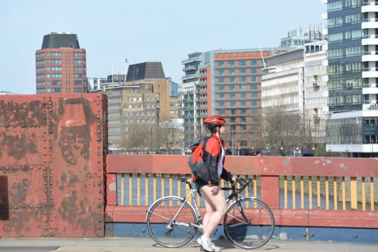 イングランド、ロンドン－橋の上で 2013年4月 (ロンドン)