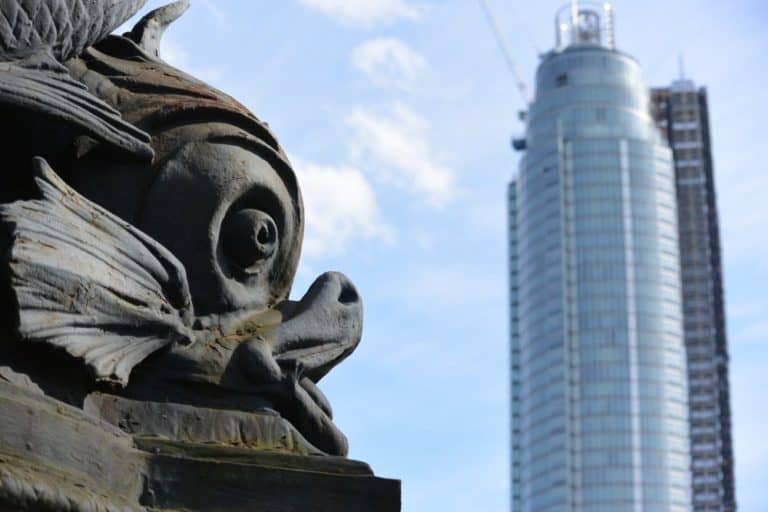 イングランド、ロンドン－魚？ 2013年4月 (ロンドン)