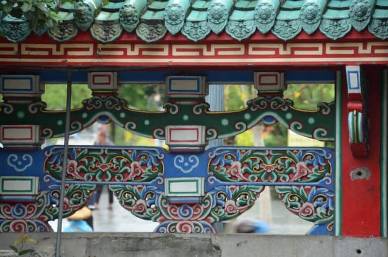 Longshan Temple – colourful fence, May 2015 (Taipei)