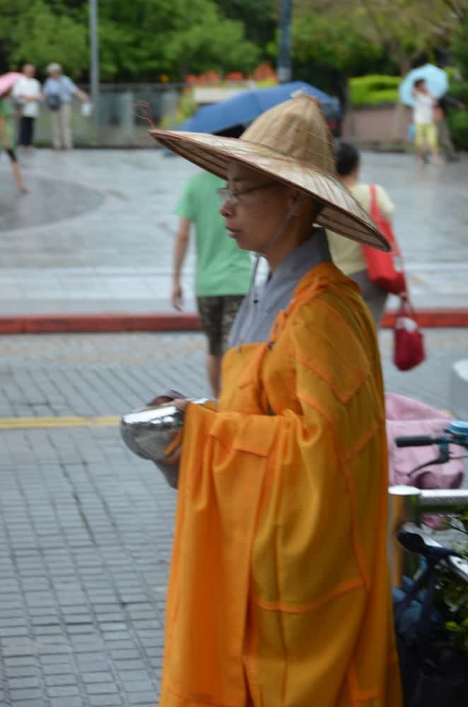 Longshan Temple – mendicant monk, May 2015 (Taipei)
