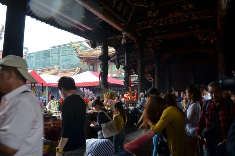 龍山寺―たくさんの人々 2015年5月 (台北)