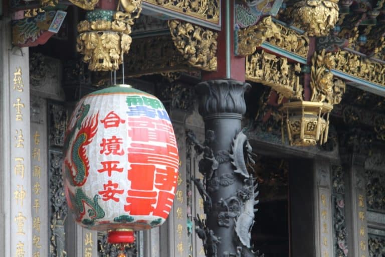 Longshan Temple – lantern, May 2015 (Tapéi)