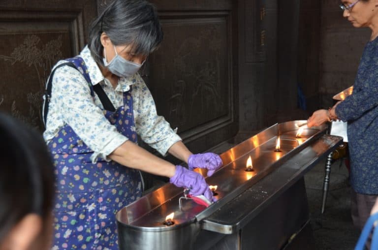 Longshan Temple – worker, May 2015 (Taipei)