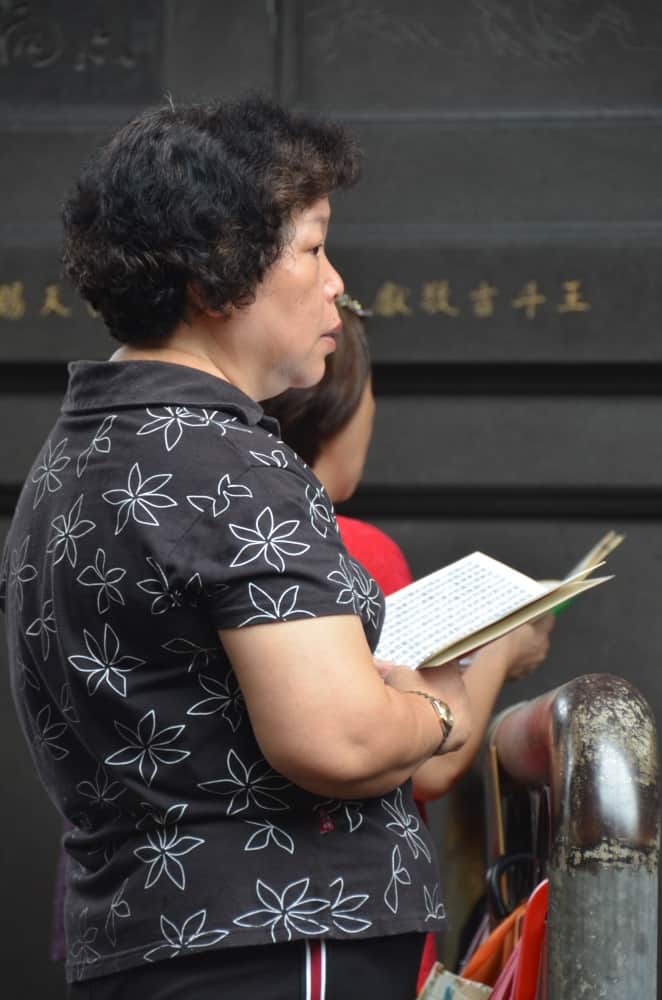 Longshan Temple – believer, May 2015 (Taipei)