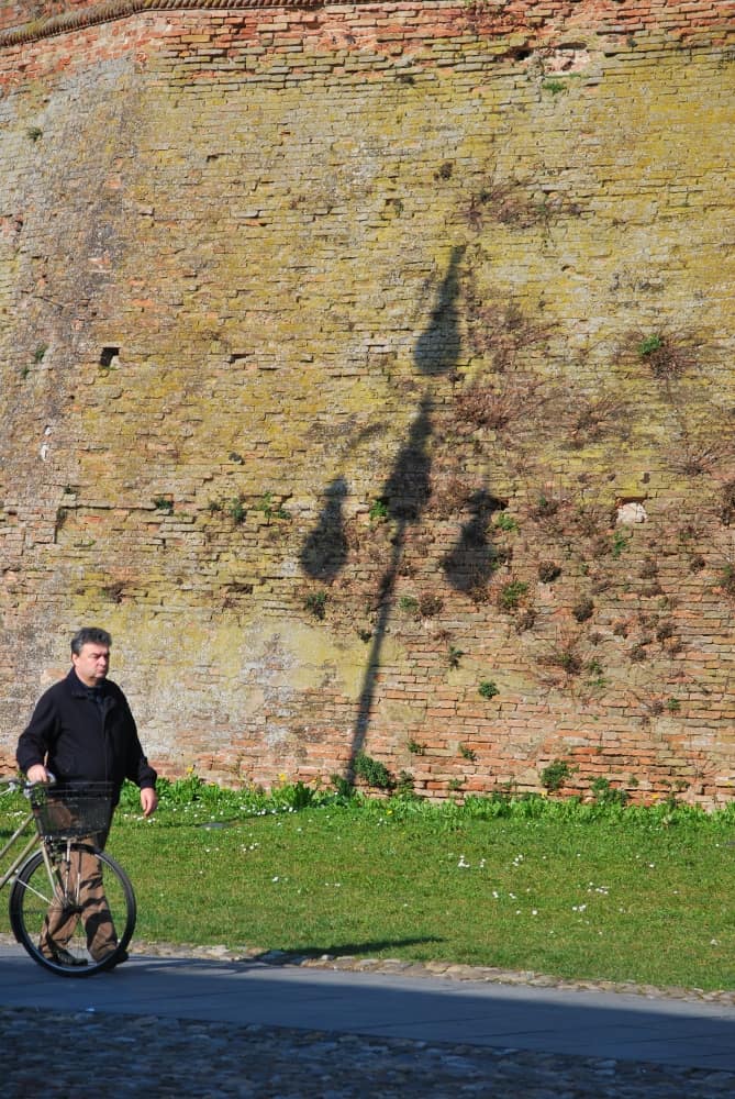Lugo – shadow on the wall, Feb.2015 (Emilia-Romaña)