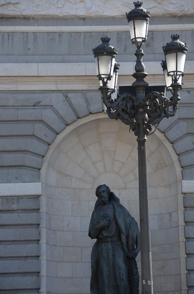 Spagna, Madrid – statuta e lampione, mar. 2014 (Madrid)