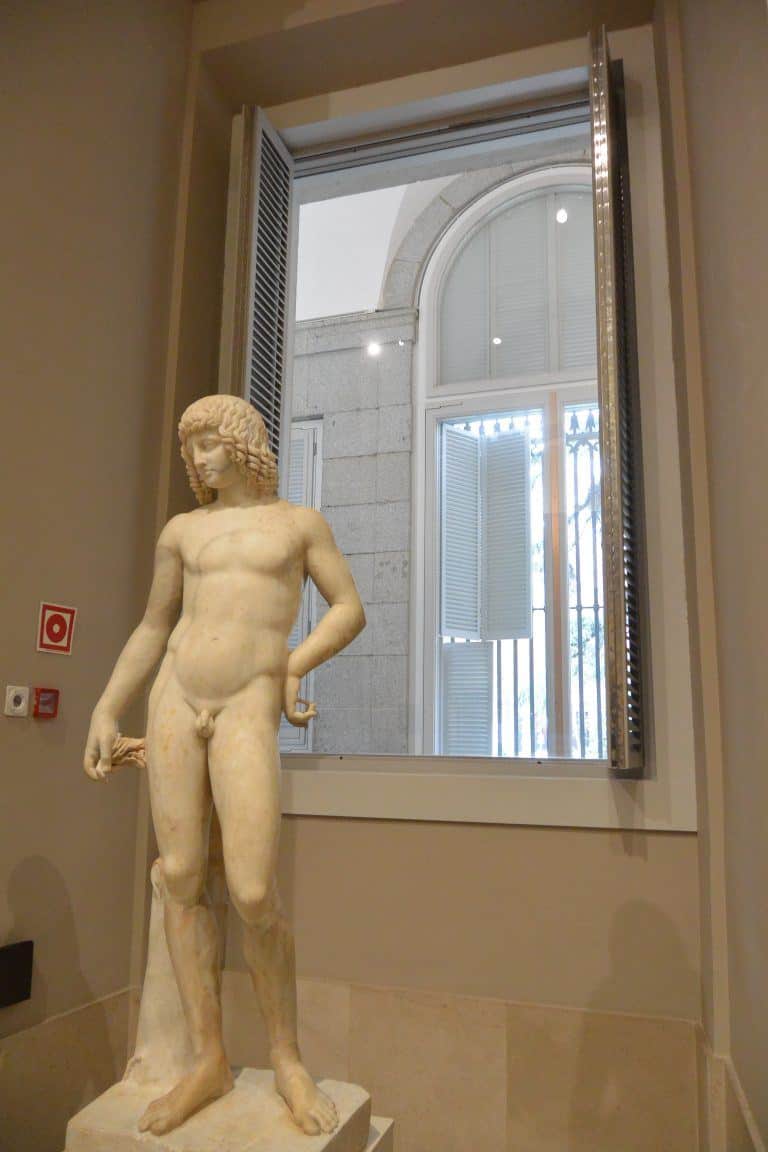 Madrid, Prado museum – statue and window, Jan.2018 (Madrid)