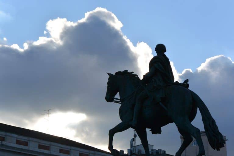 Madrid – silhouette of a statue, Jan.2018 (Madrid)