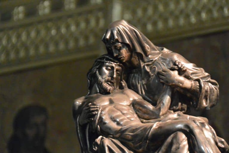 Madrid, Almudena Cathedral – statue, Jan.2018 (Madrid)