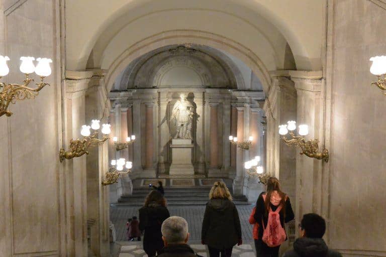 lampade-statue-madrid-capitale-spagna-interno