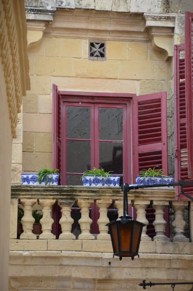 Malta, Mdina – red window frame, Feb. 2013 (Mdia)
